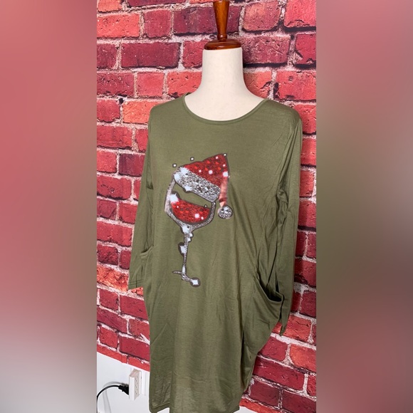 3/$20 NWOT Women’s Green Christmas Wine oversized lightweight dress nightshirt - Picture 5 of 7